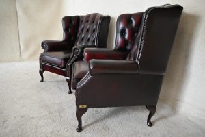 Twee identieke Chesterfield High Back Chairs in model Buttoned Wing