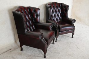 Twee identieke Chesterfield High Back Chairs in model Buttoned Wing