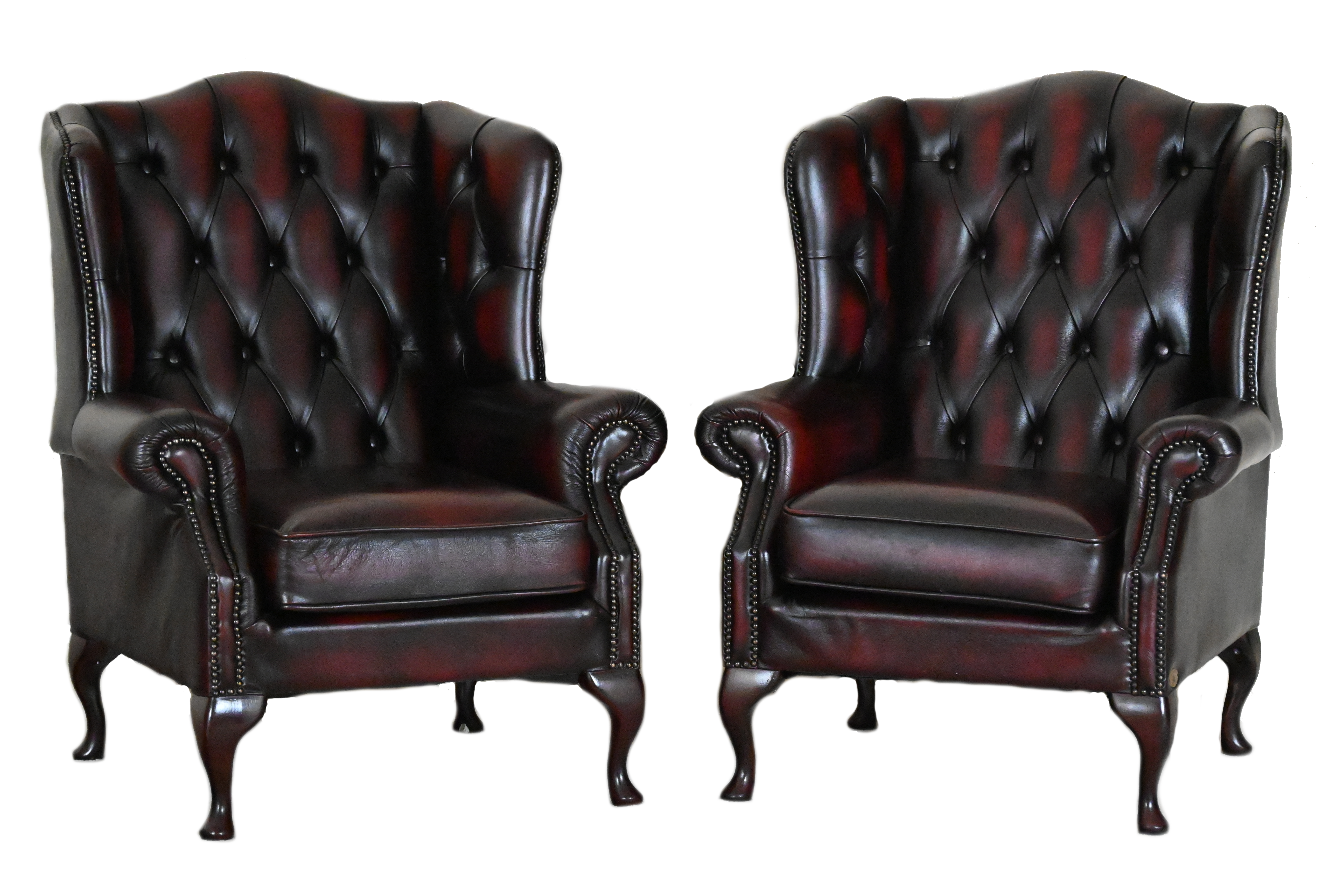 Twee identieke Chesterfield High Back Chairs in model Buttoned Wing