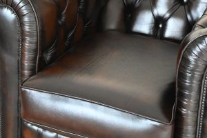 Verhuurde Chesterfield Low Back Chair, model Buckingham de Luxe, in topconditie. Nu in de actie. Inclusief certificaat van echtheid en garantie