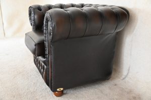 Verhuurde Chesterfield Low Back Chair, model Buckingham de Luxe, in topconditie. Nu in de actie. Inclusief certificaat van echtheid en garantie