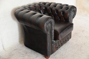 Verhuurde Chesterfield Low Back Chair, model Buckingham de Luxe, in topconditie. Nu in de actie. Inclusief certificaat van echtheid en garantie