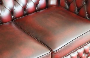 Mooie 3-zits Chesterfield bank #14211 in Antique Burgundy. Gebruikt maar in uitstekende staat. Inclusief occasion garantie