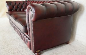 Mooie 3-zits Chesterfield bank #14211 in Antique Burgundy. Gebruikt maar in uitstekende staat. Inclusief occasion garantie