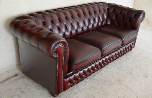 Mooie 3-zits Chesterfield bank #14211 in Antique Burgundy. Gebruikt maar in uitstekende staat. Inclusief occasion garantie