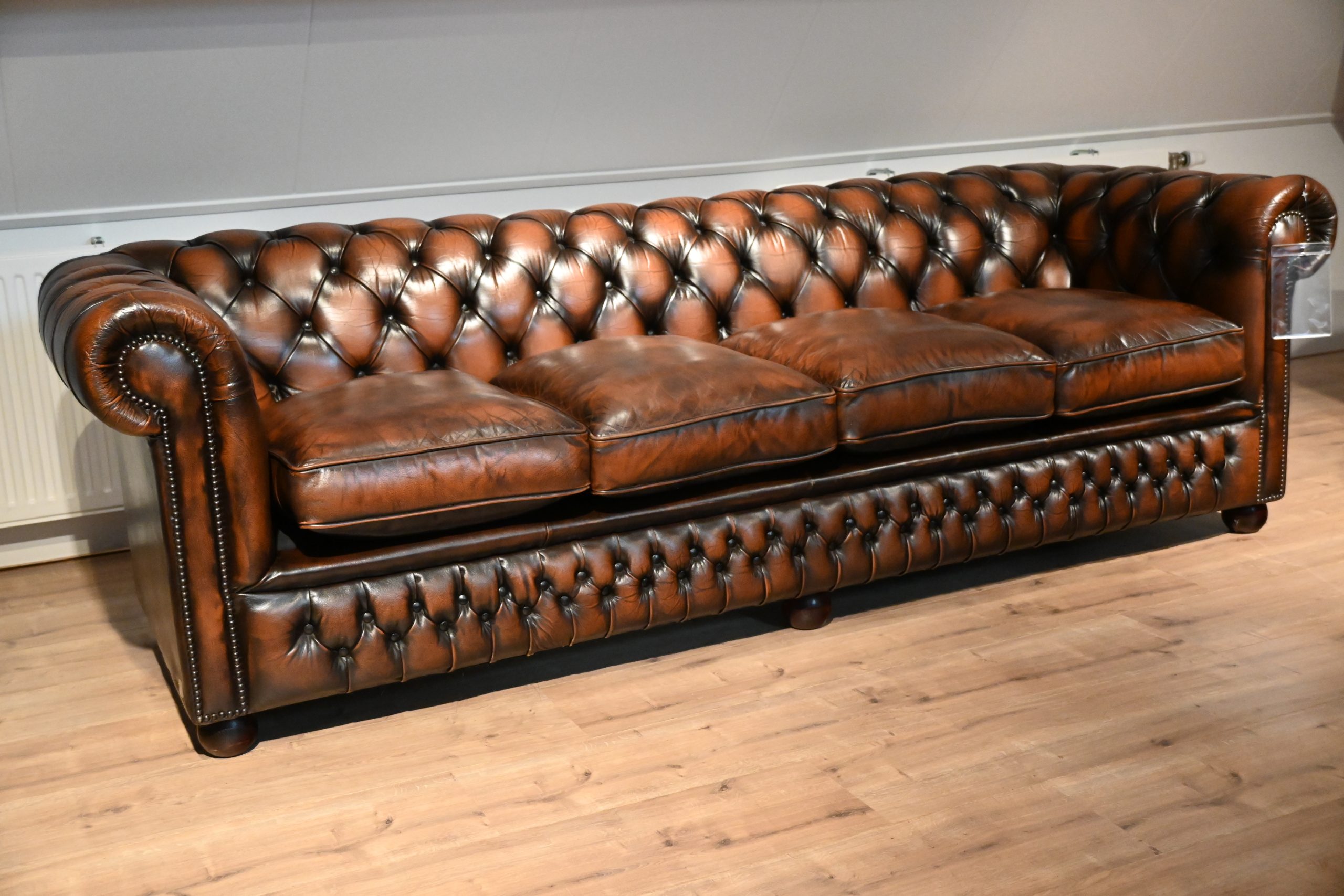 Traditionele 4-zits Chesterfield bank met medium rugleuning en stevige zitkussens