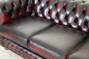 Ontdek deze prachtige Origineel Engelse Chesterfield set, bestaande uit een 3-zits & 2 Fauteuils. Het Cavendish model straalt klassieke charme uit.