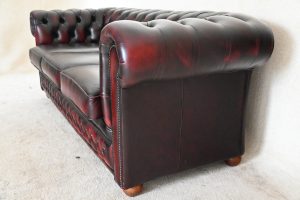 Ontdek deze prachtige Origineel Engelse Chesterfield set, bestaande uit een 3-zits & 2 Fauteuils. Het Cavendish model straalt klassieke charme uit.