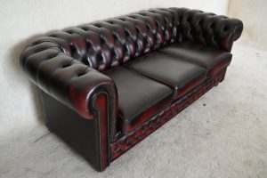 Ontdek deze prachtige Origineel Engelse Chesterfield set, bestaande uit een 3-zits & 2 Fauteuils. Het Cavendish model straalt klassieke charme uit.