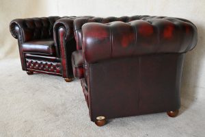 Ontdek deze prachtige Origineel Engelse Chesterfield set, bestaande uit een 3-zits & 2 Fauteuils. Het Cavendish model straalt klassieke charme uit.