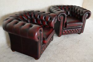 Ontdek deze prachtige Origineel Engelse Chesterfield set, bestaande uit een 3-zits & 2 Fauteuils. Het Cavendish model straalt klassieke charme uit.