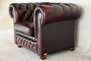 Ontdek deze prachtige Origineel Engelse Chesterfield set, bestaande uit een 3-zits & 2 Fauteuils. Het Cavendish model straalt klassieke charme uit.