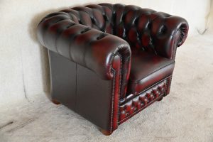 Ontdek deze prachtige Origineel Engelse Chesterfield set, bestaande uit een 3-zits & 2 Fauteuils. Het Cavendish model straalt klassieke charme uit.