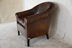 De gebruikte Tiffany clubfauteuil 245061 in schapoenleer biedt een hoger zitcomfort dankzij de hoge rugleuning. Handgemaakt en van uitstekende kwaliteit,