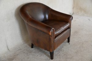 De gebruikte Tiffany clubfauteuil 245061 in schapoenleer biedt een hoger zitcomfort dankzij de hoge rugleuning. Handgemaakt en van uitstekende kwaliteit,