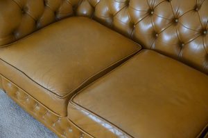 Ontdek de unieke uitstraling van deze 3-zits Chesterfield bank in Plain Toffee. Uitstekend comfort en vakmanschap, met grondige kwaliteitscontrole