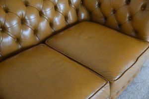 Ontdek de unieke uitstraling van deze 3-zits Chesterfield bank in Plain Toffee. Uitstekend comfort en vakmanschap, met grondige kwaliteitscontrole