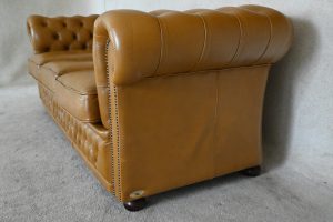 Ontdek de unieke uitstraling van deze 3-zits Chesterfield bank in Plain Toffee. Uitstekend comfort en vakmanschap, met grondige kwaliteitscontrole