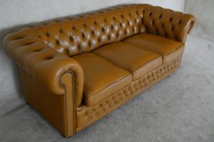 Ontdek de unieke uitstraling van deze 3-zits Chesterfield bank in Plain Toffee. Uitstekend comfort en vakmanschap, met grondige kwaliteitscontrole