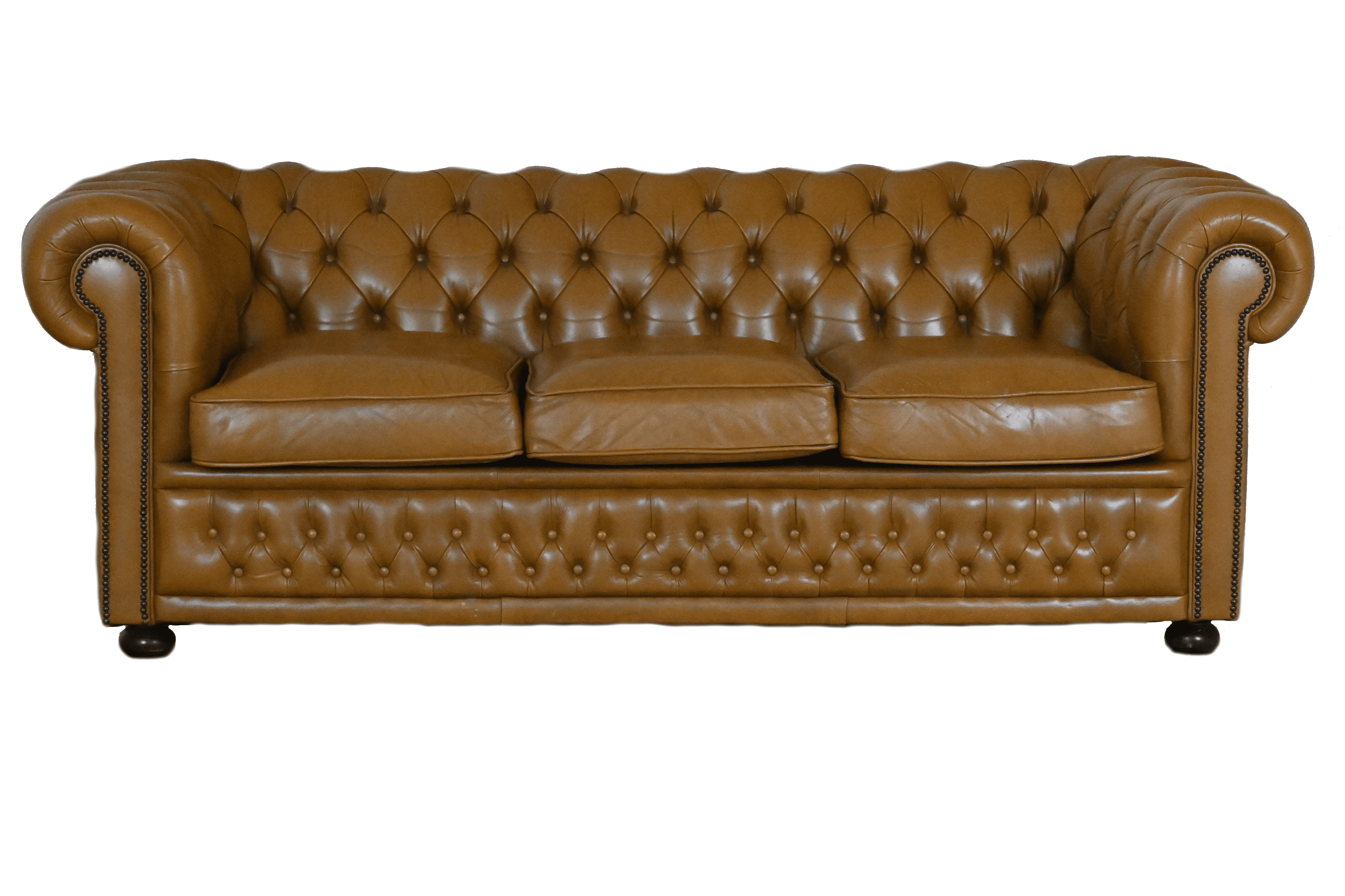 Ontdek de unieke uitstraling van deze 3-zits Chesterfield bank in Plain Toffee. Uitstekend comfort en vakmanschap, met grondige kwaliteitscontrole