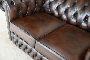 Ontdek de tijdloze charme van deze Chesterfield 2-zitsbank in antiek handwish bruin leder. Met vernieuwde zitkussens en een zacht comfortabele rug.