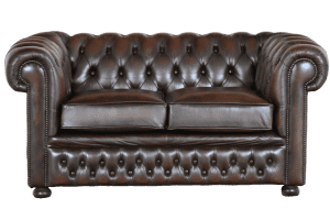 Ontdek de tijdloze charme van deze Chesterfield 2-zitsbank in antiek handwish bruin leder. Met vernieuwde zitkussens en een zacht comfortabele rug.