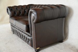 Ontdek de tijdloze charme van deze Chesterfield 2-zitsbank in antiek handwish bruin leder. Met vernieuwde zitkussens en een zacht comfortabele rug.