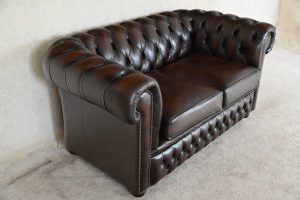 Ontdek de tijdloze charme van deze Chesterfield 2-zitsbank in antiek handwish bruin leder. Met vernieuwde zitkussens en een zacht comfortabele rug.