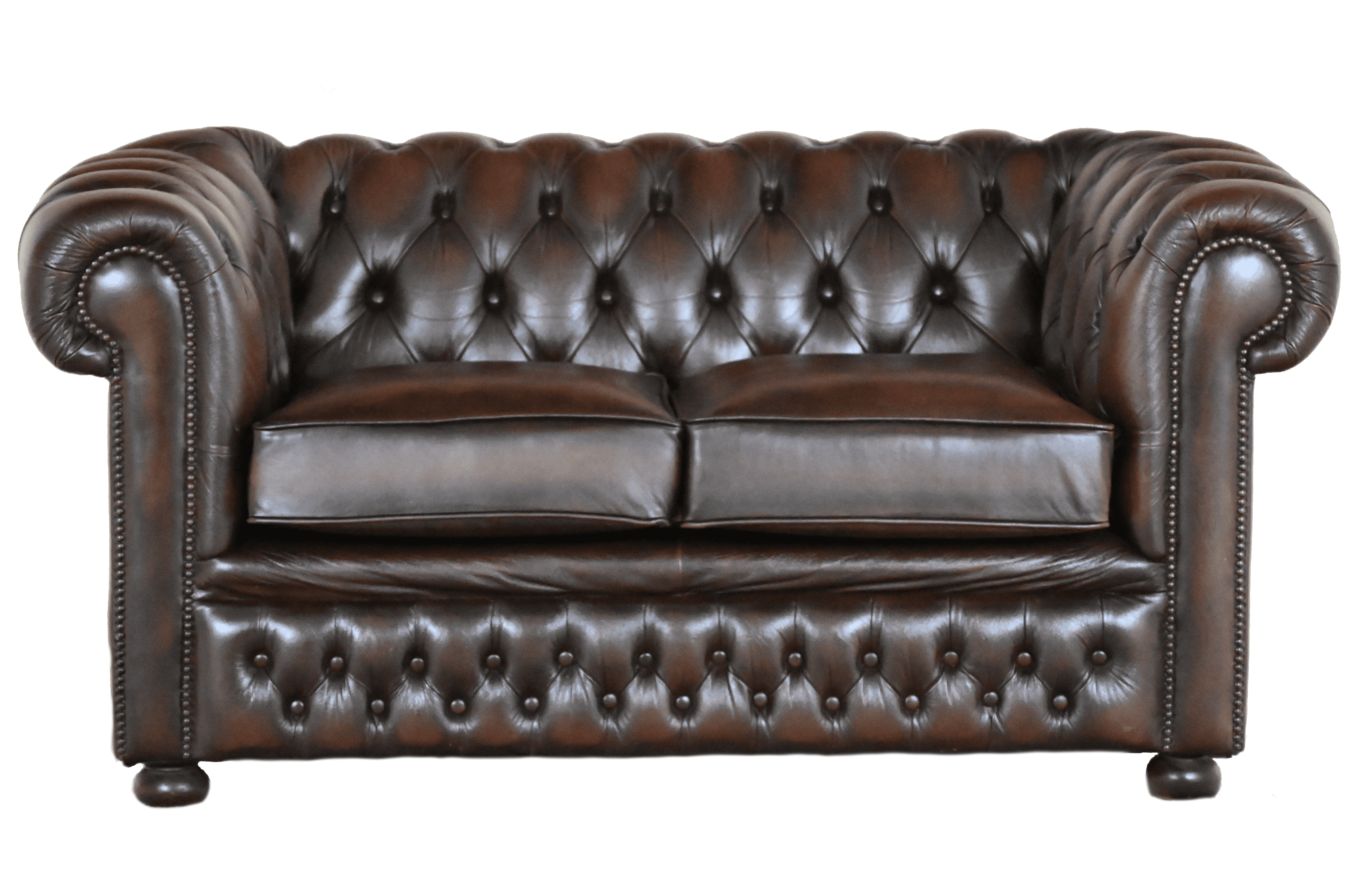 Ontdek de tijdloze charme van deze Chesterfield 2-zitsbank in antiek handwish bruin leder. Met vernieuwde zitkussens en een zacht comfortabele rug.