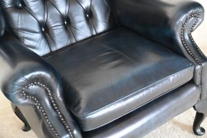 Chesterfield oorfauteuil Flatwing in diepblauw