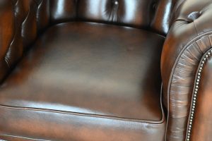 Profiteer! Een Buckingham de Luxe Chesterfield Lowback Chair ant. Brown uit onze verhuurcollectie. Beschikbaar voor slechts €1195, inclusief BTW en garantie.