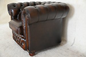 Profiteer! Een Buckingham de Luxe Chesterfield Lowback Chair ant. Brown uit onze verhuurcollectie. Beschikbaar voor slechts €1195, inclusief BTW en garantie.