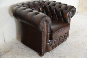 Profiteer! Een Buckingham de Luxe Chesterfield Lowback Chair ant. Brown uit onze verhuurcollectie. Beschikbaar voor slechts €1195, inclusief BTW en garantie.