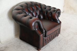 Ontdek de Windsor Chesterfield fauteuil met zijn hogere rug en elegante terugvallende armen. Comfort, stijl en een doorleefd leerdesign, nu scherp geprijsd!#183544