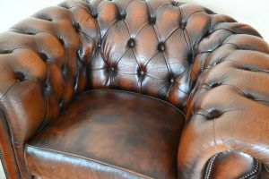 Chesterfield fauteuil model York met fishmouth vering en afgeronde rugleuning, getoond in een stijlvolle interieursetting.#234697