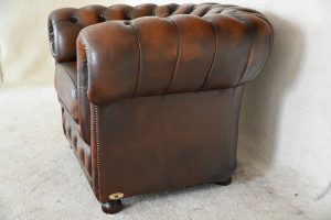 Chesterfield fauteuil model York met fishmouth vering en afgeronde rugleuning, getoond in een stijlvolle interieursetting.#234697