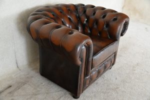 Chesterfield fauteuil model York met fishmouth vering en afgeronde rugleuning, getoond in een stijlvolle interieursetting.#234697