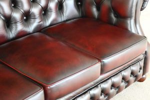 Ontdek de elegantie van deze unieke Engelse Chesterfield 3-zitsbank met carved arms. Volledig nagekeken in onze werkplaats.#234902