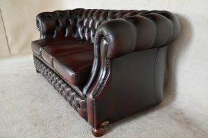 Ontdek de elegantie van deze unieke Engelse Chesterfield 3-zitsbank met carved arms. Volledig nagekeken in onze werkplaats.#234902