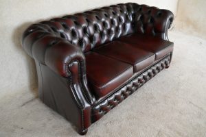 Ontdek de elegantie van deze unieke Engelse Chesterfield 3-zitsbank met carved arms. Volledig nagekeken in onze werkplaats.#234902