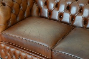 Ontdek deze prachtige Chesterfield 2½-zits bank in vintage leer. #245042