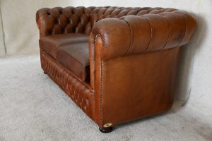 Ontdek deze prachtige Chesterfield 2½-zits bank in vintage leer. #245042