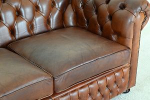 Ontdek deze prachtige Chesterfield 2½-zits bank in vintage leer. #245042