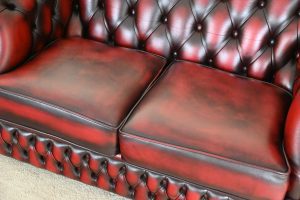 Stijlvolle 2-zits Windsor gebruikte Chesterfield in antiek Oxblood rood. Medium zitcomfort, hoge rug voor goede ondersteuning.#245070