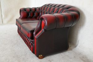 Stijlvolle 2-zits Windsor gebruikte Chesterfield in antiek Oxblood rood. Medium zitcomfort, hoge rug voor goede ondersteuning.#245070