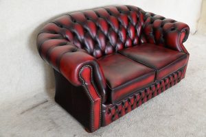 Stijlvolle 2-zits Windsor gebruikte Chesterfield in antiek Oxblood rood. Medium zitcomfort, hoge rug voor goede ondersteuning.#245070