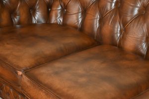 Comfort met deze gebruikte York 3-zits Chesterfield. Met zijn ronde, geknoopte hoeken en zachte kussens biedt deze bank een tijdloze, klassieke uitstraling