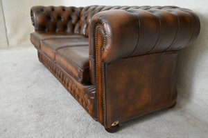 Comfort met deze gebruikte York 3-zits Chesterfield. Met zijn ronde, geknoopte hoeken en zachte kussens biedt deze bank een tijdloze, klassieke uitstraling