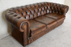 Comfort met deze gebruikte York 3-zits Chesterfield. Met zijn ronde, geknoopte hoeken en zachte kussens biedt deze bank een tijdloze, klassieke uitstraling