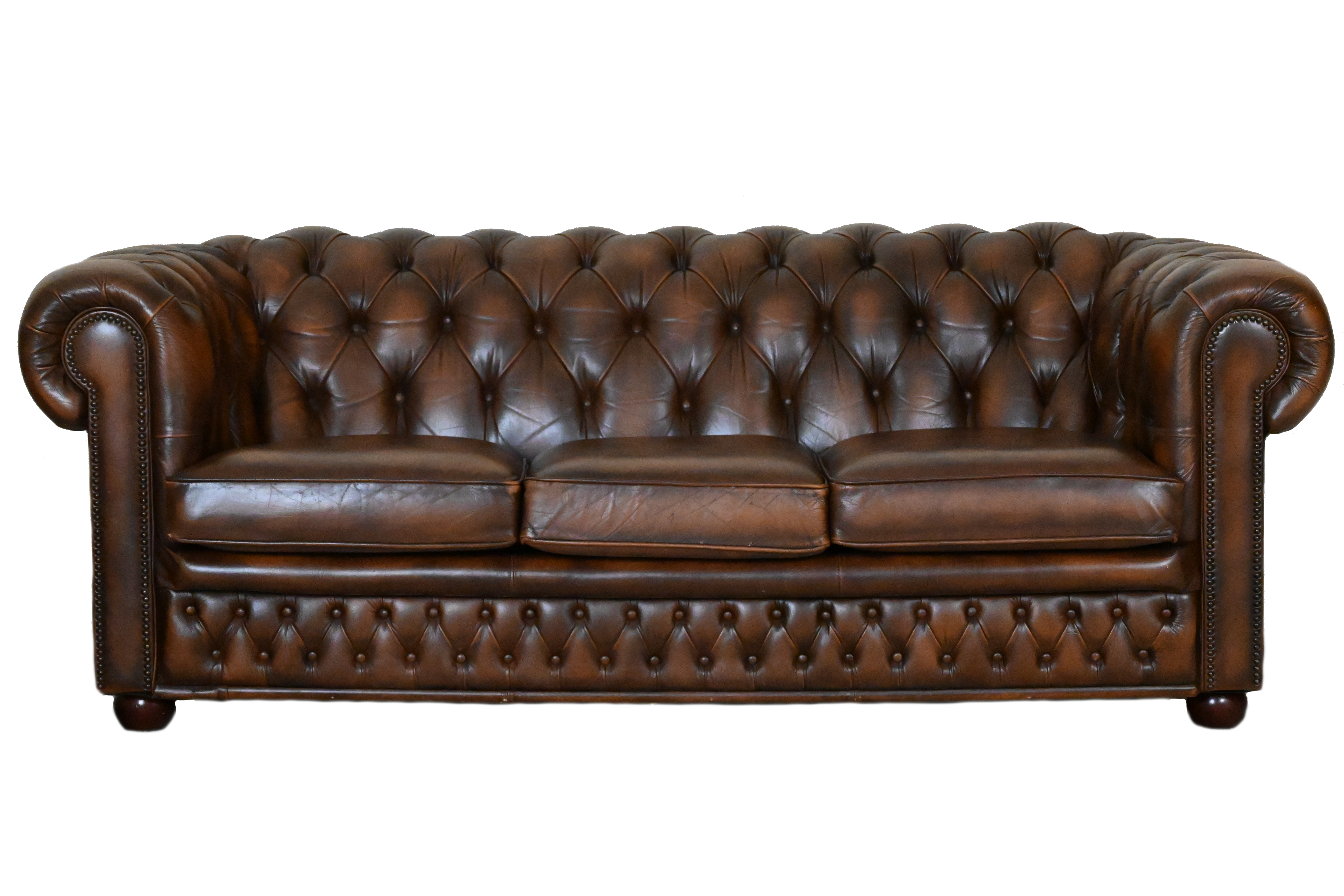 Comfort met deze gebruikte York 3-zits Chesterfield. Met zijn ronde, geknoopte hoeken en zachte kussens biedt deze bank een tijdloze, klassieke uitstraling